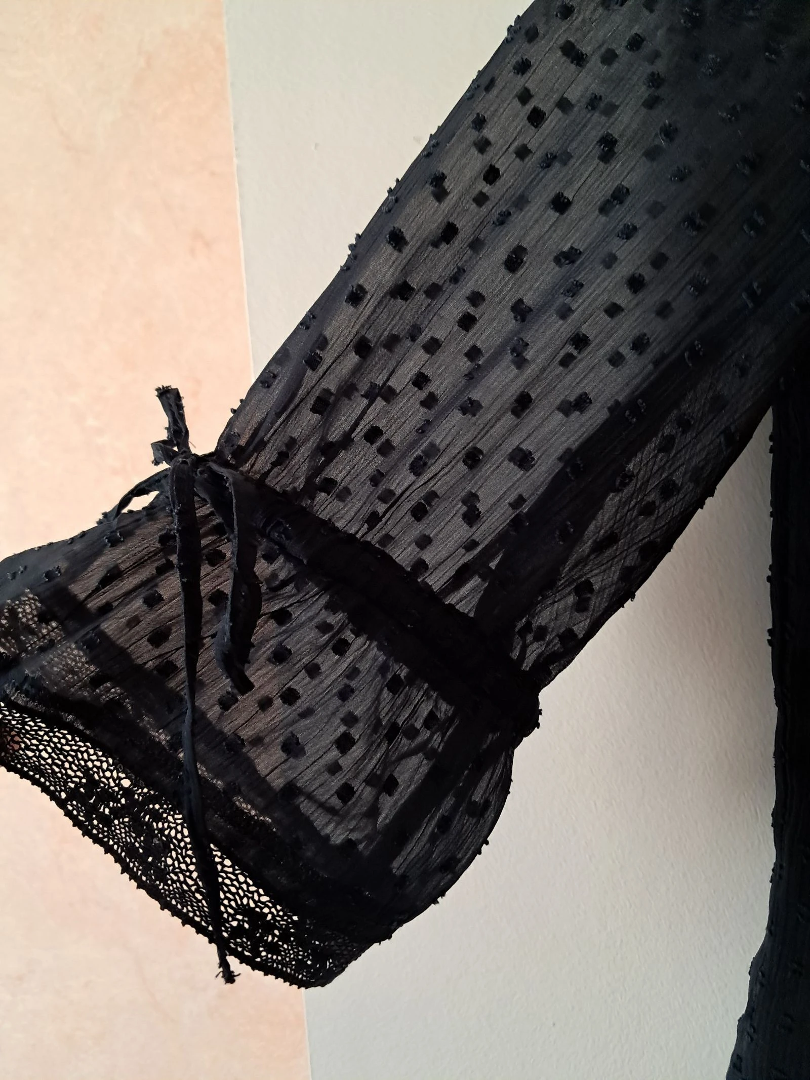 Blusa azul marino Teddy Smith XS 34 con lunares texturizados – mangas 3/4 con volantes – photo 2
